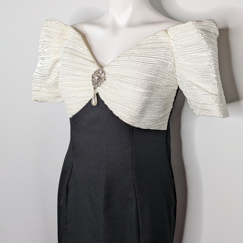 Vintage black white gathered satin off the shoulder evening gown M/L - Picture 3 of 10